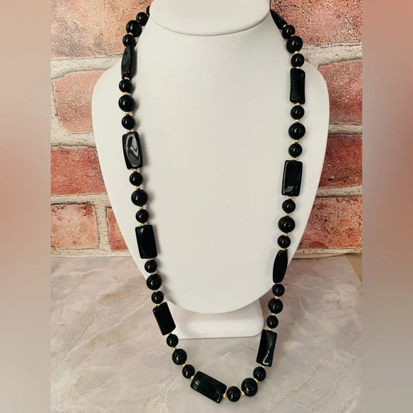 Black and Gold Beaded Retro Necklace - Picture 2 of 4